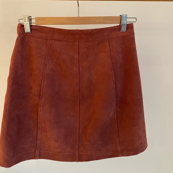 Wilfred Free Aritzia Faux Suede mini skirt size 4 Oxblood - Picture 3 of 4